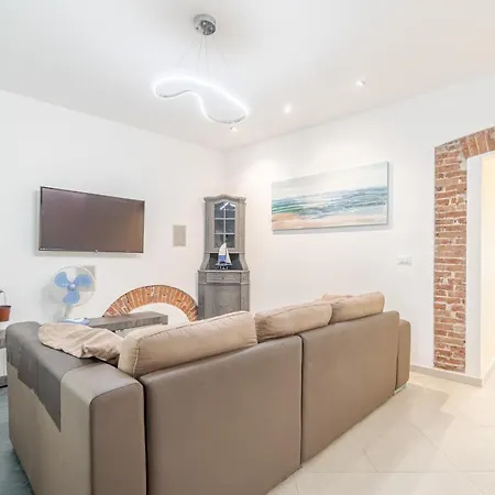 Comfy X4 - W/ Balcony